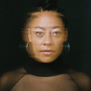 Diana Ezerex Portraitfoto mit Bewegungsunsch&auml;rfe