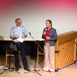 Die Organisatoren w&auml;hrend der Er&ouml;ffnung auf der B&uuml;hne