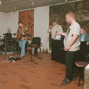 Die Gefangenenband "Traffic Jam Mills" auf der B&uuml;hne