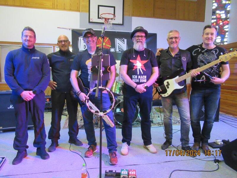 Die Band B.O.N.D Gruppenfoto mit Bediensteten auf der Bühne