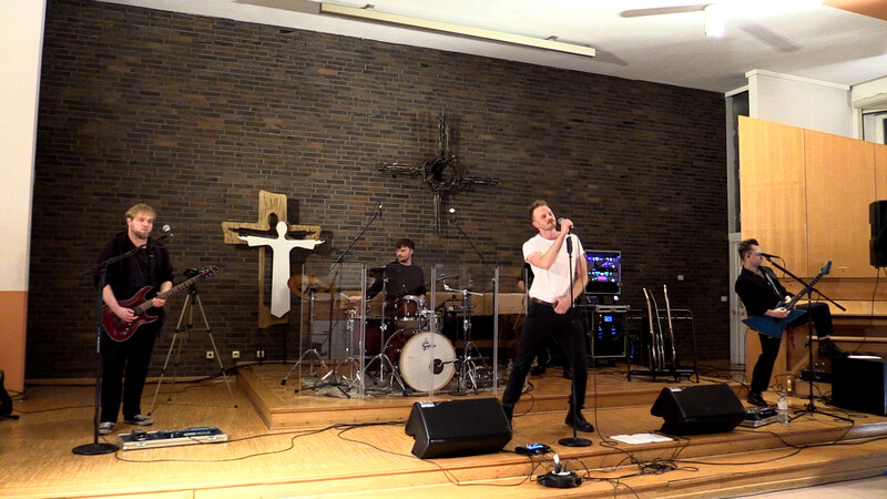 Die Band Lestronge  auf der Bühne in der JVA Siegburg