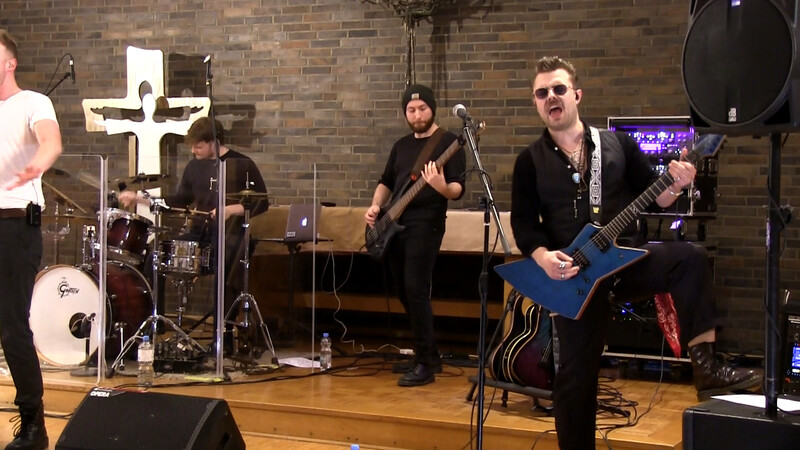 Die Band Lestronge  auf der Bühne in der JVA Siegburg