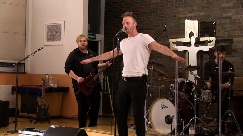 Die Band Lestronge  auf der Bühne in der JVA Siegburg
