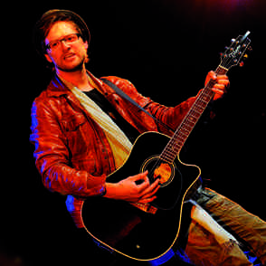 Ben Sebastian auf der Bühne mit Gitarre