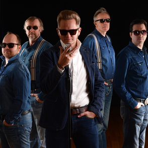 Bandfoto "Sam Cheanz" vor schwarzem Hintergrund, alle mit Sonnenbrille