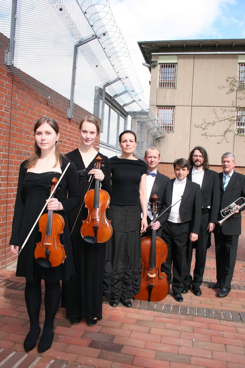 Musiker im Innenhof der Vollzugsanstalt