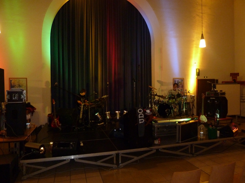 Aufbau der Bühne der Band „Lindstärke 10“ für ein Konzert in der JVA Münster