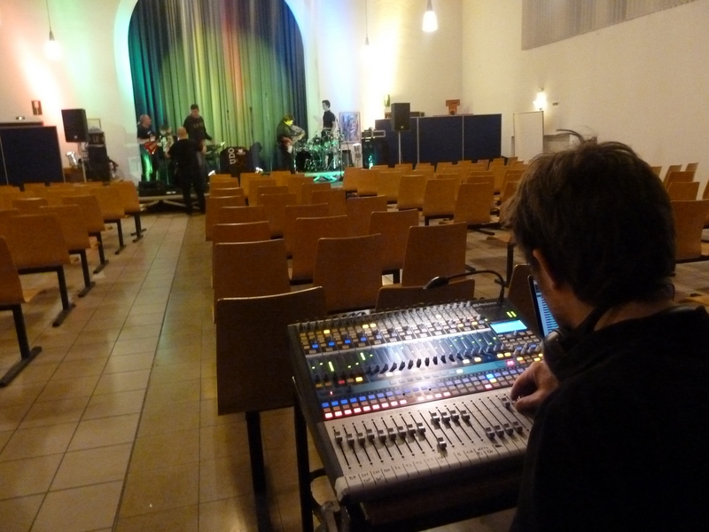 Aufbau der Bühne der Band „Lindstärke 10“ für ein Konzert in der JVA Münster