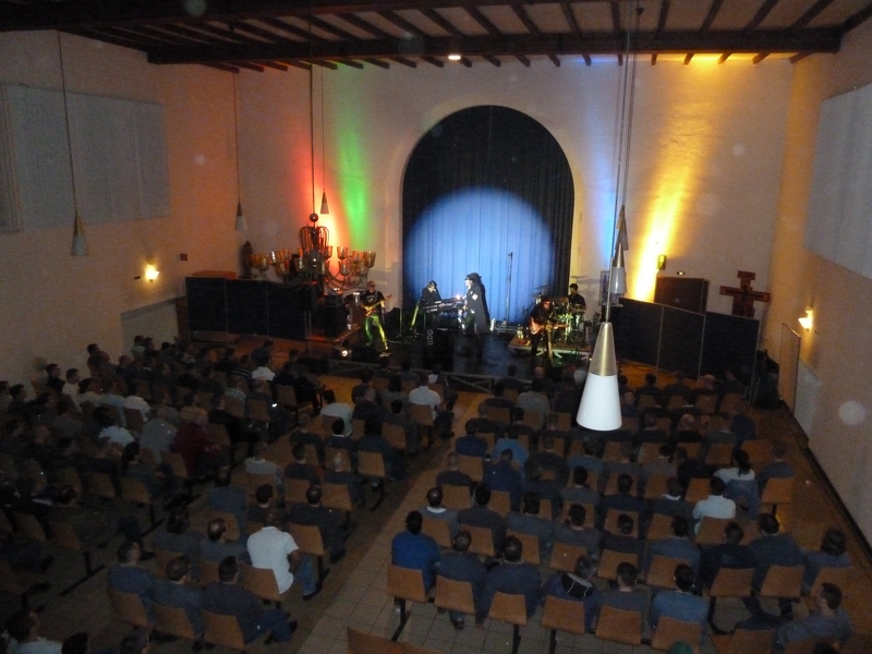 Die Udo Lindenberg Tribute Band „Lindstärke 10“ gab ein Konzert in der JVA Münster