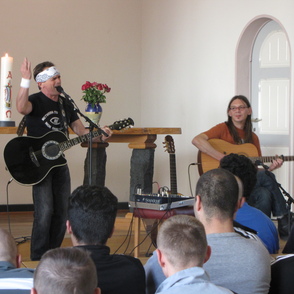 Mike Stout und Thomas Rinsche auf der Bühne in der Kirche