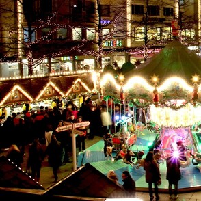 Weihnachtsmarkt dunkel beleuchtet Karussel
