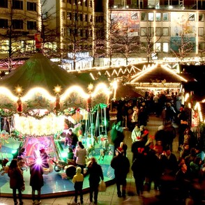 Weihnachtsmarkt dunkel beleuchtet Karussel