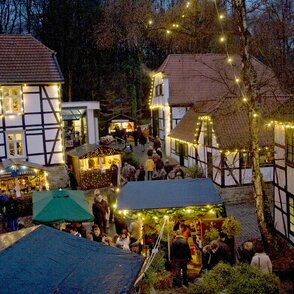 Weihnachtsmarkt im Museumsdorf Barendorf im dunklen, festlich beleuchtet.