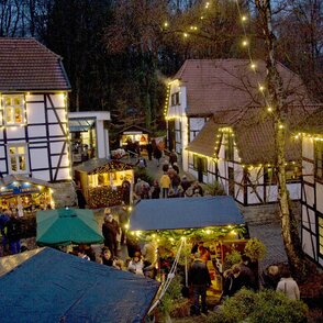 Weihnachtsmarkt im Museumsdorf Barendorf im dunklen, festlich beleuchtet.